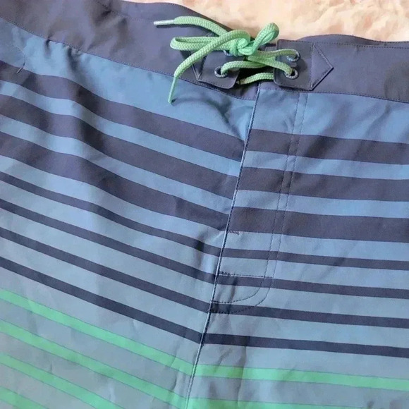 Vineyard Vines men’s swim shorts size 42 blue green Ombre stripe beach vacation - Picture 4 of 7